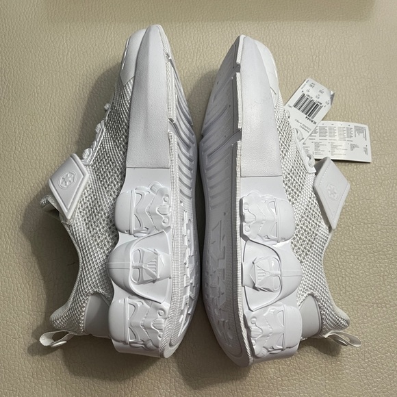 NWB - Adidas Star Wars Kids’ Runner IE8044 - EU 40/Youth US 7/Women US 8 - Picture 10 of 16